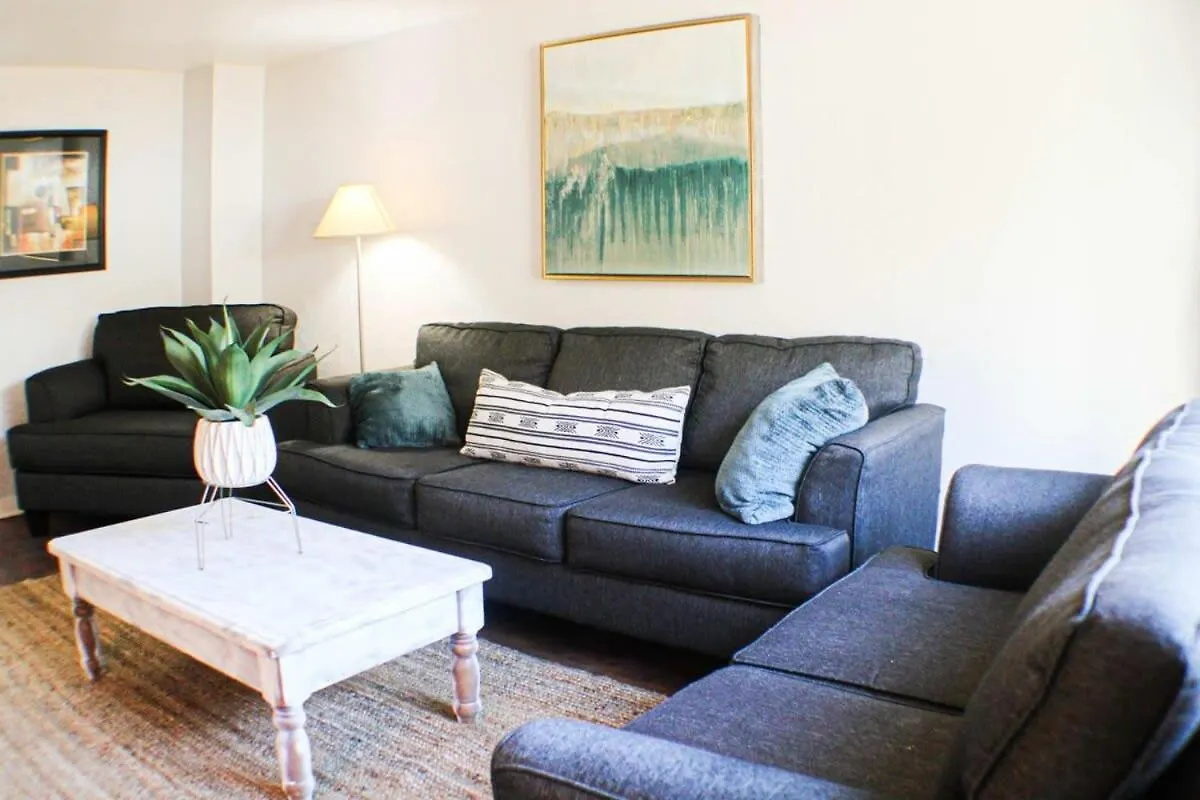 Newly Renovated 2-Bed Near Downtown-North Shore location